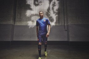 英超激烈厮杀，豪门竞争日趋激烈