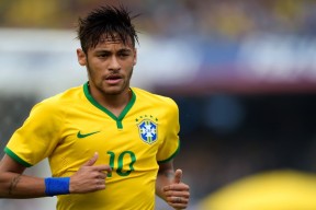 曼联冬季转会窗口操作频繁，目标引进新援提升整体水平，曼联转会夏季