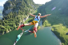 曼城本赛季在对阵高位压迫队伍时表现更佳，曼城站位